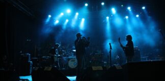 Türkiye, rock ve metal müziği sevenler için her yıl birçok festivalin düzenlendiği bir cennet haline gelmiştir. Rock’n Coke Festivali'nden Zeytinli Rock Festivali'ne kadar, her yıl farklı şehirlerde birbirinden heyecan verici etkinlikler düzenlenmektedir. Türkiye'nin dört bir yanında, rock ve metal müziği sevenler için bir araya gelen bu festivaller, müziği ve enerjiyi sevenler için bir kutlama haline gelir. Her festival, katılımcılarına unutulmaz bir deneyim sunarken, Türkiye'nin kültürel çeşitliliğiyle harmanlanmış bir atmosferde müziğin gücünü keşfetmelerine olanak tanır. Konulu bir haber görseli.
