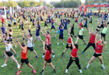 Türkiye’nin Spor Festivalleri: Yıl Boyunca Coşkulu Bir Atletizm ve Spor Tutkusu Türkiye, sporu ve sporun getirdiği coşkuyu her yıl birçok festivale dönüştürerek halkı bir araya getiriyor. Farklı şehirlerde düzenlenen spor festivalleri, hem profesyonel sporcular hem de amatör katılımcılar için eşsiz fırsatlar sunuyor. Bu festivaller, sadece yarışmalarla değil, aynı zamanda sağlıklı yaşamı teşvik eden etkinliklerle de dikkat çekiyor. İstanbul'dan Şanlıurfa'ya kadar Türkiye'nin dört bir yanında düzenlenen bu etkinlikler, yerel halkın ve turistlerin ilgisini çekiyor. Her yaş grubundan insanı sporla buluşturan bu festivaller, katılımcılara unutulmaz anılar biriktirme fırsatı veriyor. Konulu bir haber görseli.