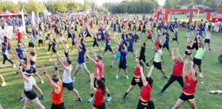 Türkiye, sporu ve sporun getirdiği coşkuyu her yıl birçok festivale dönüştürerek halkı bir araya getiriyor. Farklı şehirlerde düzenlenen spor festivalleri, hem profesyonel sporcular hem de amatör katılımcılar için eşsiz fırsatlar sunuyor. Bu festivaller, sadece yarışmalarla değil, aynı zamanda sağlıklı yaşamı teşvik eden etkinliklerle de dikkat çekiyor. İstanbul'dan Şanlıurfa'ya kadar Türkiye'nin dört bir yanında düzenlenen bu etkinlikler, yerel halkın ve turistlerin ilgisini çekiyor. Her yaş grubundan insanı sporla buluşturan bu festivaller, katılımcılara unutulmaz anılar biriktirme fırsatı veriyor. Konulu bir haber görseli.