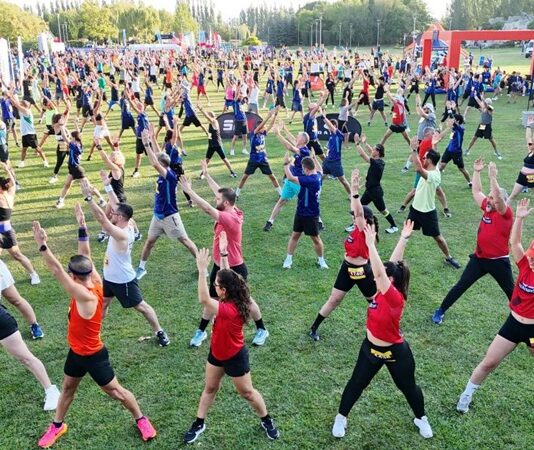 Türkiye’nin Spor Festivalleri: Yıl Boyunca Coşkulu Bir Atletizm ve Spor Tutkusu Türkiye, sporu ve sporun getirdiği coşkuyu her yıl birçok festivale dönüştürerek halkı bir araya getiriyor. Farklı şehirlerde düzenlenen spor festivalleri, hem profesyonel sporcular hem de amatör katılımcılar için eşsiz fırsatlar sunuyor. Bu festivaller, sadece yarışmalarla değil, aynı zamanda sağlıklı yaşamı teşvik eden etkinliklerle de dikkat çekiyor. İstanbul'dan Şanlıurfa'ya kadar Türkiye'nin dört bir yanında düzenlenen bu etkinlikler, yerel halkın ve turistlerin ilgisini çekiyor. Her yaş grubundan insanı sporla buluşturan bu festivaller, katılımcılara unutulmaz anılar biriktirme fırsatı veriyor. Konulu bir haber görseli.