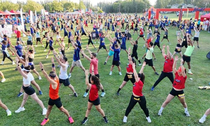 Türkiye'nin Spor Festivalleri Yıl Boyunca Coşkulu Bir Atletizm ve Spor Tutkusu Türkiye, sporu ve sporun getirdiği coşkuyu her yıl birçok festivale dönüştürerek halkı bir araya getiriyor. Farklı şehirlerde düzenlenen spor festivalleri, hem profesyonel sporcular hem de amatör katılımcılar için eşsiz fırsatlar sunuyor. Bu festivaller, sadece yarışmalarla değil, aynı zamanda sağlıklı yaşamı teşvik eden etkinliklerle de dikkat çekiyor. İstanbul'dan Şanlıurfa'ya kadar Türkiye'nin dört bir yanında düzenlenen bu etkinlikler, yerel halkın ve turistlerin ilgisini çekiyor. Her yaş grubundan insanı sporla buluşturan bu festivaller, katılımcılara unutulmaz anılar biriktirme fırsatı veriyor. Konulu bir haber görseli.