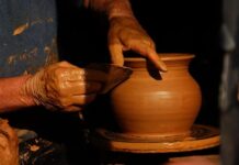 Zanaatkârların İzinde Türkiye’de Gelenekten Geleceğe El Sanatları Festivalleri Türkiye, zengin kültürel mirasını yansıtan zanaat ve el sanatları alanında yüzlerce yıllık geleneklere ev sahipliği yapmaktadır. Anadolu’nun her köşesinde ustalıkla işlenen çini, seramik, bakır, kilim, halı ve ahşap gibi sanat dalları, sadece estetik değer taşımaz; aynı zamanda toplumsal hafızanın da bir parçasıdır. Bu geleneksel sanatları yaşatmak, tanıtmak ve gelecek kuşaklara aktarmak için düzenlenen el sanatları festivalleri, her yıl binlerce yerli ve yabancı ziyaretçiyi kendine çeker. Konulu bir haber görseli.
