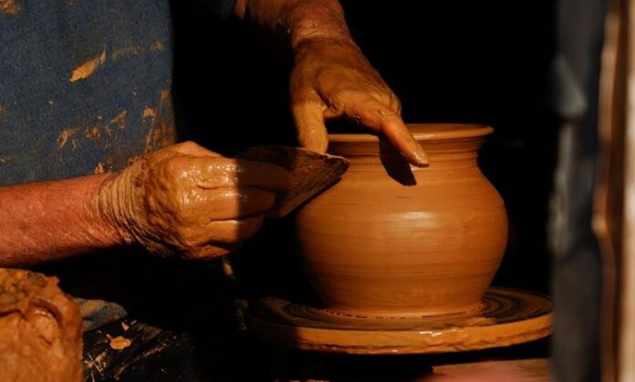 Zanaatkârların İzinde Türkiye’de Gelenekten Geleceğe El Sanatları Festivalleri Türkiye, zengin kültürel mirasını yansıtan zanaat ve el sanatları alanında yüzlerce yıllık geleneklere ev sahipliği yapmaktadır. Anadolu’nun her köşesinde ustalıkla işlenen çini, seramik, bakır, kilim, halı ve ahşap gibi sanat dalları, sadece estetik değer taşımaz; aynı zamanda toplumsal hafızanın da bir parçasıdır. Bu geleneksel sanatları yaşatmak, tanıtmak ve gelecek kuşaklara aktarmak için düzenlenen el sanatları festivalleri, her yıl binlerce yerli ve yabancı ziyaretçiyi kendine çeker. Konulu bir haber görseli.